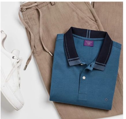 Camisa polo azul com calça bege